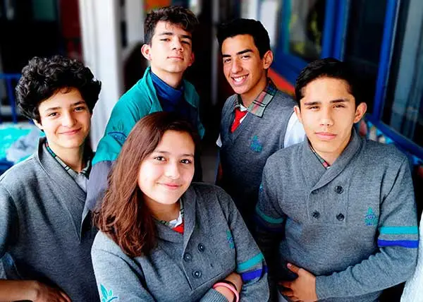 Estudiantes de secundaria bilingüe participando en actividades académicas