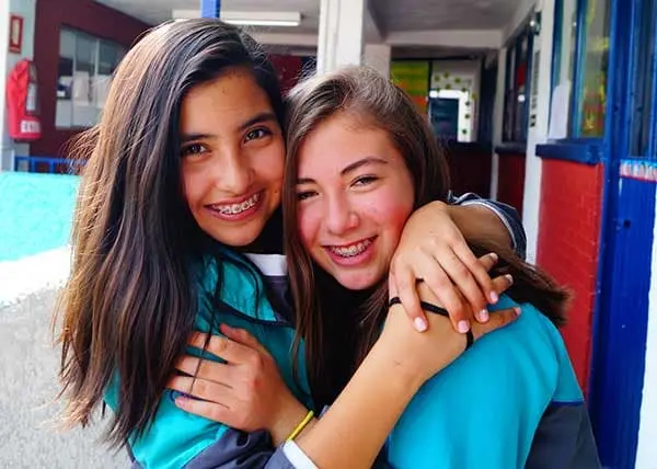 Comunidad estudiantil de secundaria en eventos escolares