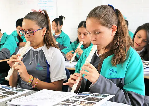 Grupo de alumnos desarrollando habilidades artísticas en secundarias particulares en Cuautitlán Izcalli