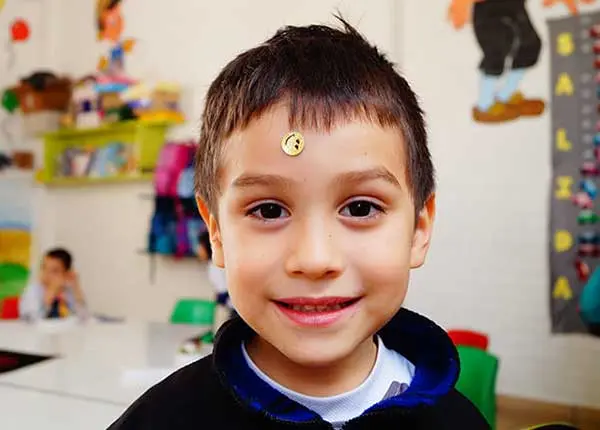 Alumno en preescolar privado durante actividades en clase