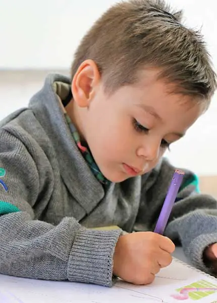 Niño concentrado en actividades escolares en kinder de Cuautitlán Izcalli