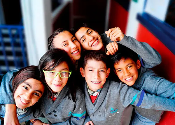 alumnos sonrientes en primaria particular de Cuautitlán Izcalli, mostrando amistad y ambiente positivo en la escuela